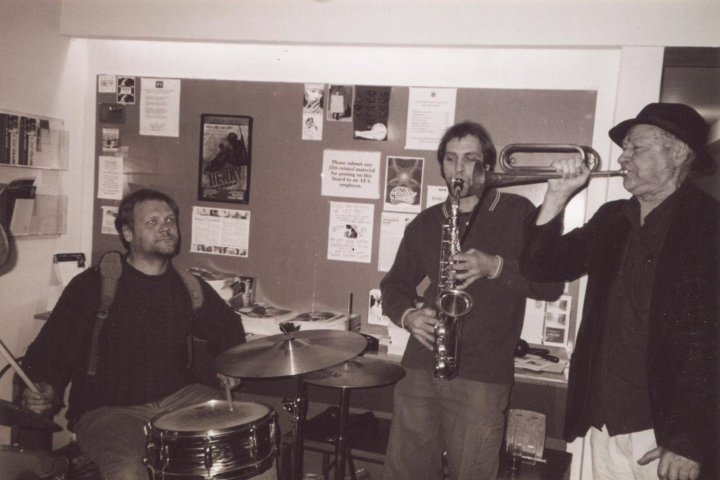 J. Mekas su broliais A. ir D. Naujokaičiais,  1991 m. <br> „Anthology Film Archives“ nuotr.