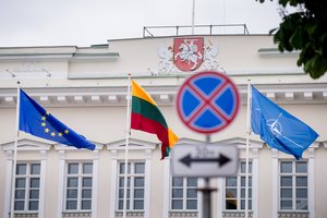 Seimas liberalizavo valstybės vėliavos iškėlimo tvarką: liečia namus, kuriuose nuolat negyvenama