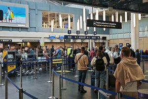 Chaosas Vilniaus oro uoste: skrydžiai vėluoja kelias valandas, įstrigo šimtai žmonių