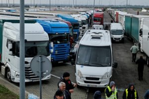 Lenkijos ir Ukrainos pasienyje blokuojami trys kontrolės punktai, eilėje laukia 2 600 vilkikų