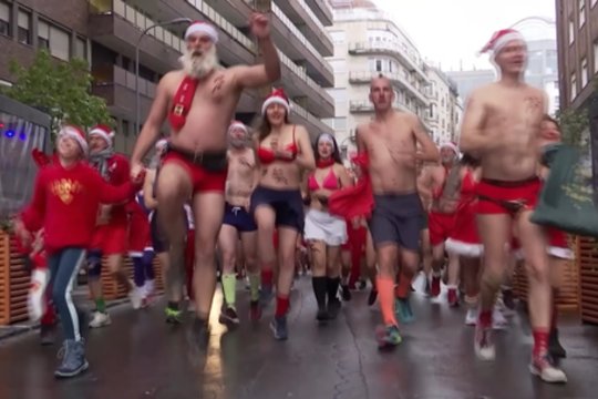 Budapešte – praeivių žvilgsnius sukaustęs bėgimas: pusnuogiai Kalėdų Seneliai atakavo gatves