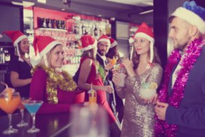 Porų psichologas įspėja: girti šventiniai darbo baliai gali baigtis taip, kad po to gailėsitės