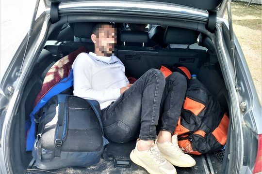 Už migrantų gabenimą iš Latvijos per Lietuvą teismas kirgizą ir armėną 8 mėn. pasiuntė į kalėjimą