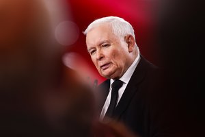 Valdžios perėmimas neapsiėjo be skandalų: J. Kaczynskis išvadino D. Tuską Vokietijos agentu
