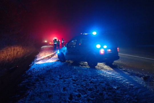 Šiaulių rajone vilkikas suvažinėjo ant kelio sėdėjusį vyrą