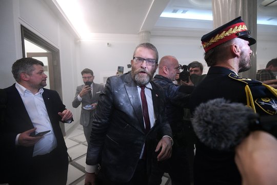 Lenkijos kraštutinių dešiniųjų parlamentaras gesintuvu užgesino menorą