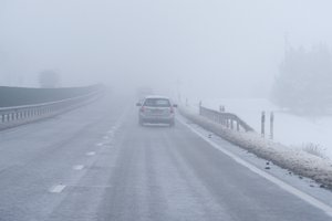 Kelininkai perspėja: Lietuvos keliuose – slidūs ruožai, dalyje šalies boluoja tirštas rūkas