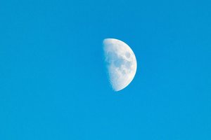 Kodėl galime pamatyti Mėnulį dienos metu?