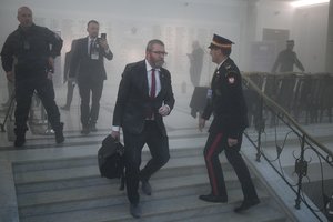 Lenkija tiria incidentą, per kurį įstatymų leidėjas gesintuvu užgesino menorą