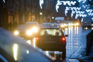 Ketvirtadienio rytą eismo sąlygas sunkina plikledis, snygis ir rūkas