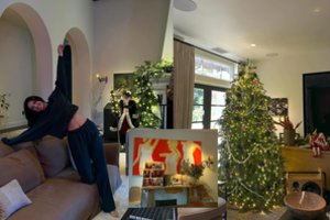 Kendall Jenner aprodė didžiulį kalėdiškai išpuoštą savo dvarą: manekenė pasinėrė į pavydėtiną jaukumą