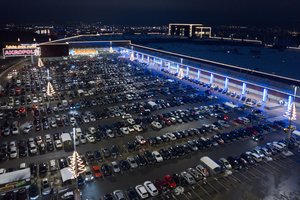 Prieš šventes prekybos centrų aikštelės primena mūšio lauką: vairuotojai kuria savo taisykles