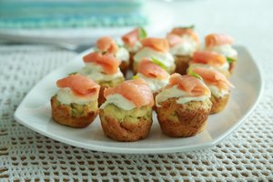 Keksiukai su rūkyta lašiša: puikiai tiks ir pusryčiams, ir ant švenčių stalo