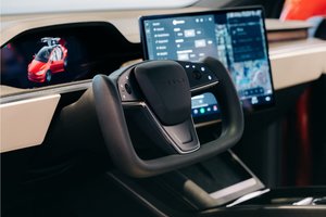 „Tesla“ atšaukia 2 milijonus automobilių, kad ištaisytų autopiloto sistemos trūkumus