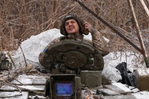 „Rusai galbūt ir idiotai, bet jie turi visko daugiau“: Ukrainos karininkas papasakojo, kas dedasi Avdijivkoje