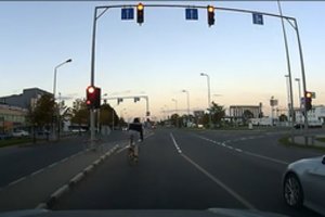 „Kelių patruliai: viskas užfiksuota“: dviratininkas sukėlė pavojų visos gatvės vairuotojams