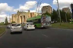 „Kelių patruliai: viskas užfiksuota“: nuo tokio chuliganiško lenkimo žiede net dūmai rūko