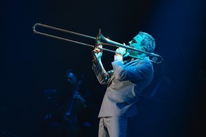 Manto Jankavičiaus koncerte – atviros istorijos, įspūdinga scenografija ir 12-os violončelių magija