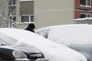 Snieguota žiema primena senas bėdas – ką daryti su vietą užimančiais nebevažiuojančiais automobiliais?