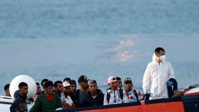 Lamanšo sąsiauryje apvirto laivas, plukdęs migrantus: žuvo vienas žmogus