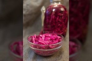 Netikėtas ir tobulas derinys: gazuotame vandenyje rauginti kopūstai su burokėliais