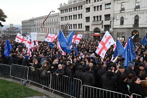 Sakartvele dešimtys tūkstančių žmonių susirinko švęsti sprendimo suteikti šaliai kandidatės į ES statusą