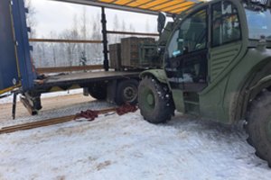 Lietuva perdavė Ukrainai naują karinės paramos krovinį