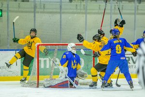 Antrose kontrolinėse rungtynėse Lietuvos moterų rinktinė nugalėjo Ukrainos ledo ritulininkes