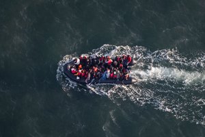Prancūzijos pareigūnai: bandydami kirsti Lamanšo sąsiaurį žuvo du migrantai