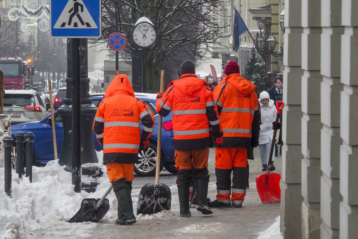 Vilnius valosi nuo sniego,atšilimas,žiema,orai, kelininkai, grinda, gatvių valymas, darbininkai, darbuotojai, atlyginimas