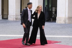 R. Sunakas įspėja apie migrantų grėsmę, JK ir Italija sutinka finansuoti Tuniso planą