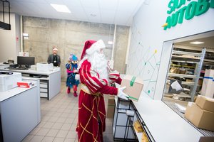 Stebina, ką lietuviai artimiesiems siunčia prieš Kalėdas: tarp siuntų – ir mišrainės bei tualetinis popierius