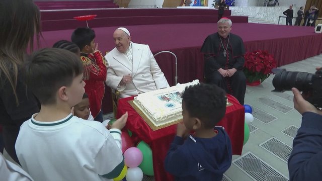 Popiežius Pranciškus mini 87-ąjį gimtadienį: skambėjo dainos, dovanų įteiktas tortas