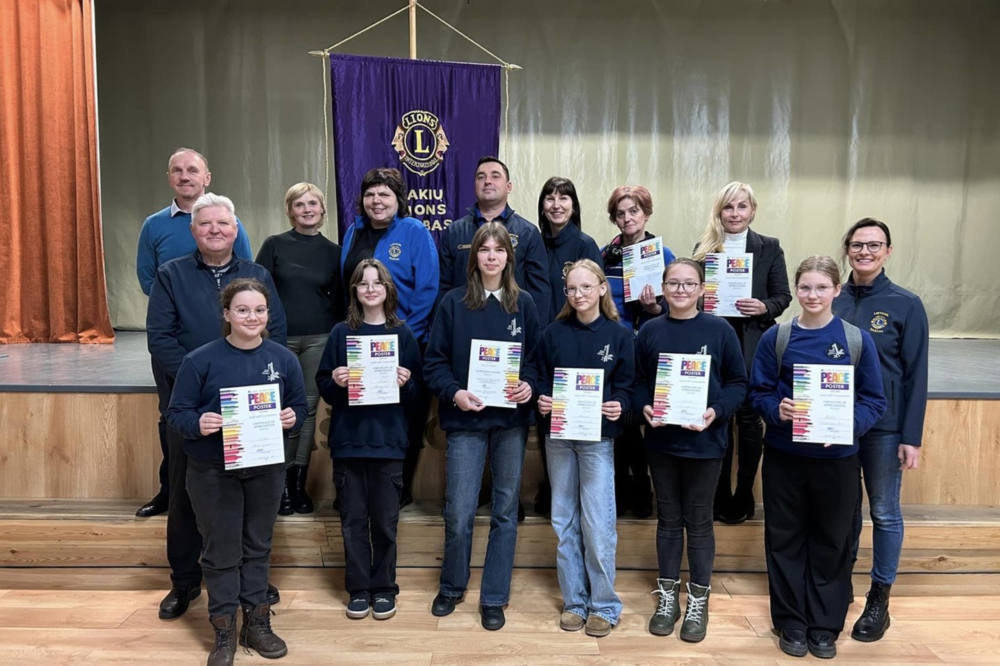 Šakių LIONS klubas apdovanojo Šakių rajono moksleivius, dalyvavusius Taikos plakato konkurse. Nugalėtoja V.Ažukaitė – trečia iš kairės.<br> Šakių LIONS klubo nuotr.