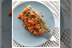 Užtruksite neilgai: žuvies filė kepsnys su karšta pupelių mišraine