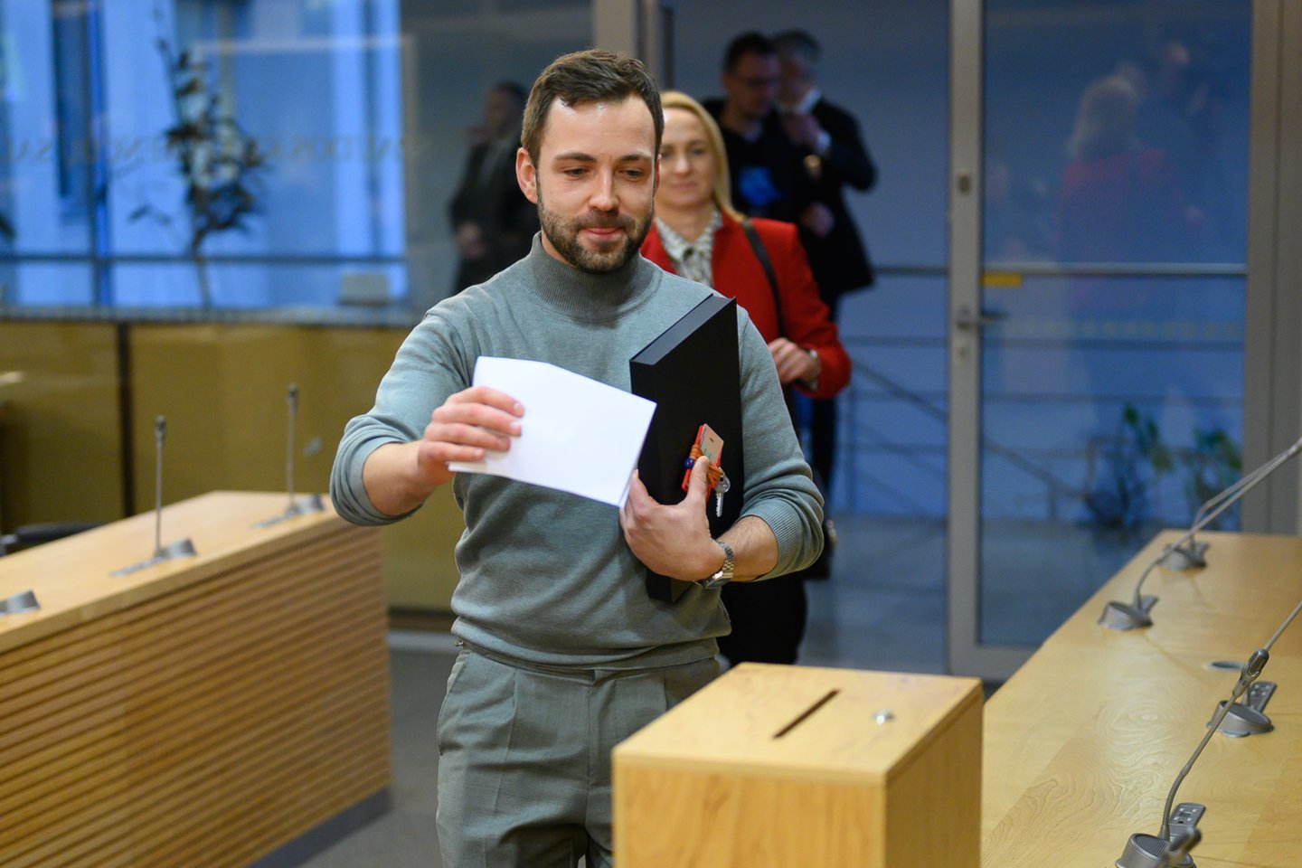 Paaiškėjus, kad Seimas nedidele balsų persvara vis dėlto panaikino šiurkščiai Konstituciją pažeidusio ir Seimo nario priesaiką sulaužiusio Petro Gražulio mandatą, pačių Seimo narių reakcijos po balsavimo kardinaliai išsiskyrė.<br>V.Skaraičio nuotr.