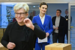 Nuo dainų iki piktų perspėjimų: Seimo narių reakcijos pašalinus P. Gražulį išsiskyrė