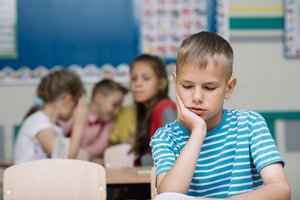 Dėl neklaužados sūnaus priekaištų iš mokytojų sulaukiantys tėvai neviltyje: specialistai siūlo sprendimus