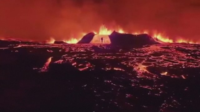 Islandijoje išsiveržė ugnikalnis: dangų nušvietė trykštantys lavos fontanai
