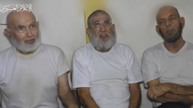 „Hamas“ paviešino vaizdo įrašą su senyvo amžiaus įkaitais: Izraelis tai vadina žiauriu teroru