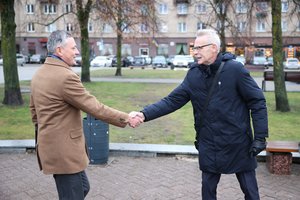 Naujam Vidaus tarnybos statutui prieštaraujantys pareigūnai surengė protestą prie Seimo