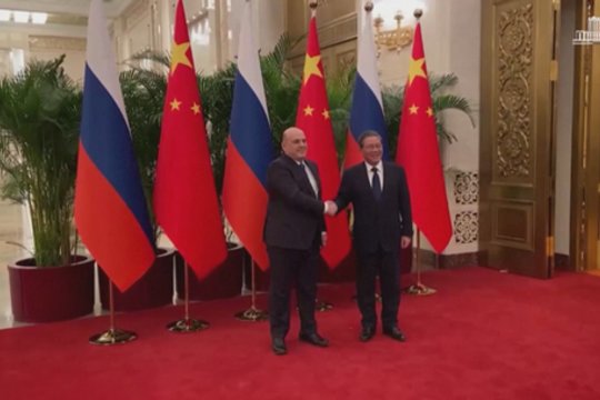 Svetingas Rusijos premjero priėmimas Kinijoje: žada plėsti bendradarbiavimą energetikos srityje