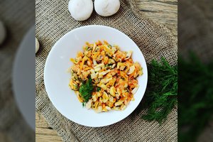 Mišrainė su lašiša: stipri konkurentė stalo karalienei silkei