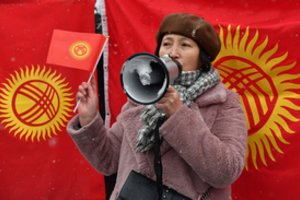 Kirgizija keičia vėliavą: „Nuo šiol bus taip, lyg mums šviestų ir šypsotųsi saulė“