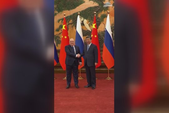 Rusijos premjeras Kinijoje tęsia susitikimų maratoną: su Xi Jinpingu akcentavo itin gerus santykius