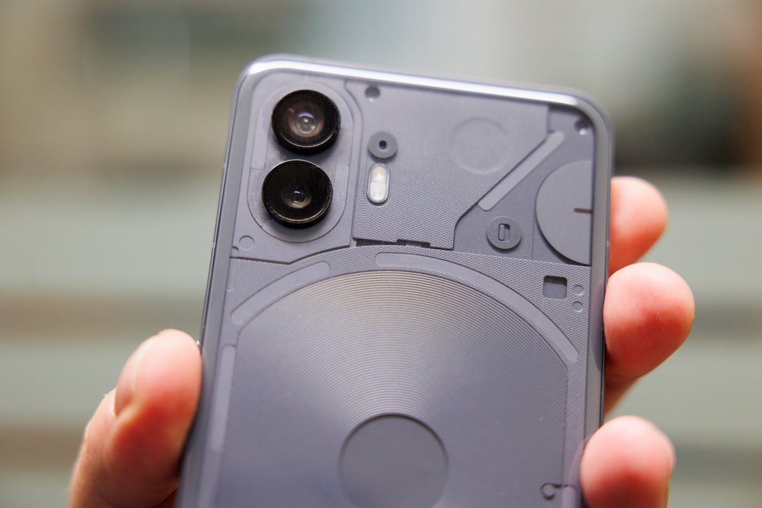Nothing Phone (2)“ apžvalga: pagaliau šis tas įdomesnio telefonų