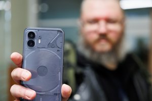 „Nothing Phone (2)“ apžvalga: pagaliau šis tas įdomesnio telefonų pasaulyje