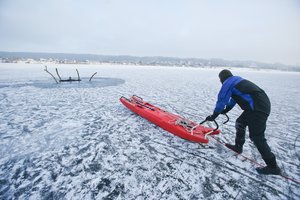 Rokiškio rajone ugniagesiai išgelbėjo tvenkinyje įlūžusį žmogų