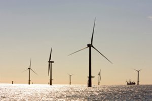 Danijos įmonė prie Jungtinės Karalystės krantų statys didžiausią pasaulyje vėjo jėgainių parką