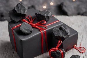 Vaikų elgesiu pasipiktinusi mama žada po eglute padėti anglių: komentatorės turi ir daugiau pasiūlymų